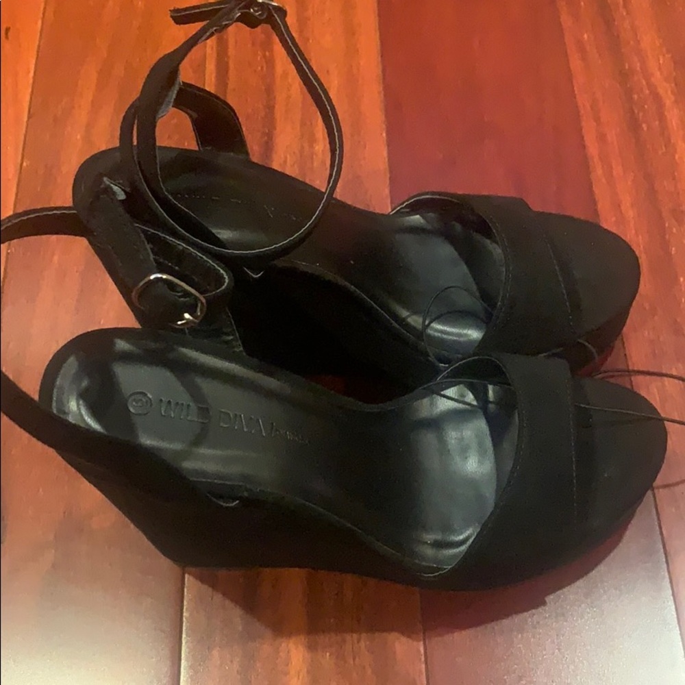 Black wedges